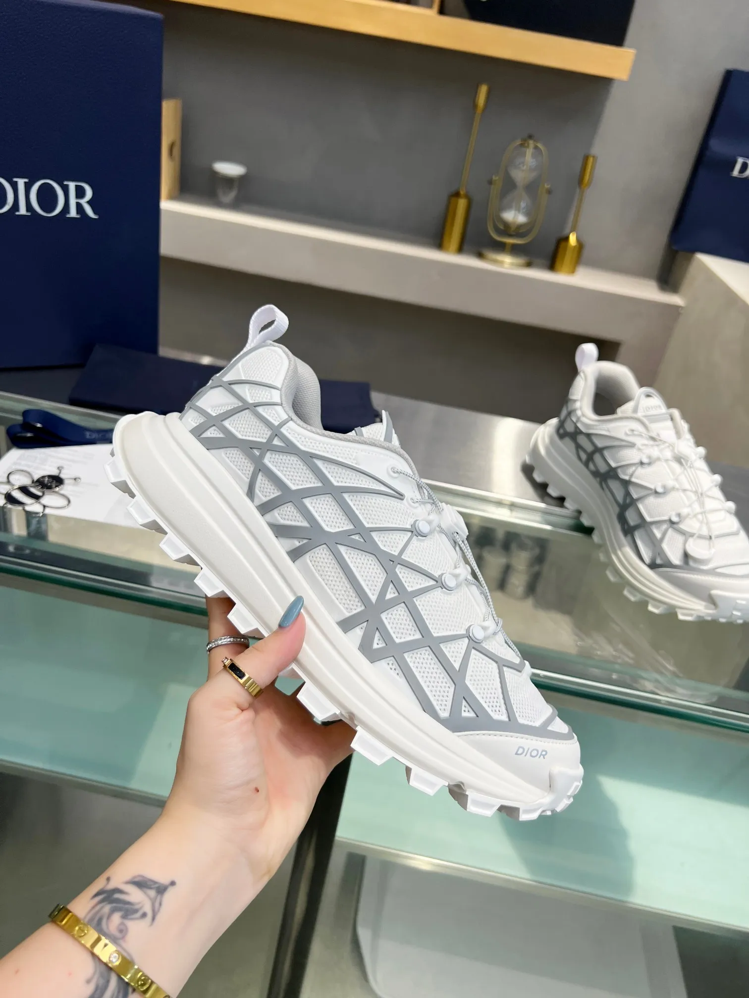👟👟Ex-factory price 640👟👟 Dior 2023 new style 🆕Low-top B31 Runner sneakers Material: Carefully made of imported mesh fabric, with curved rattan plaid injection molded rubber to enhance the style, a new interpretation of classic patterns, highlighting a futuristic style. Di~r logos adorn the tongue and front, perforations accentuate the hiking style, and a CD Diamond drawstring adds technical appeal. The textured, notched platform is crafted from rubber for optimal traction, and a reinforced heel adds to the comfort. Can be paired with sportswear and casual outfits to create a sophisticated look. Size: Male 39-45 (female size will be released later)
